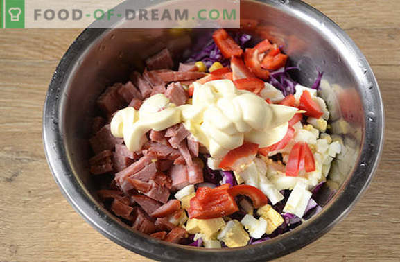 Rödkålssallad - Ljus, välsmakande, vitamin! Hur man snabbt lagar en sallad av rödkål med peppar, majs, korv och ägg
