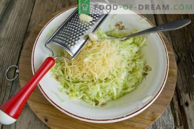 Läckra zucchini fritters med ost och vitlök