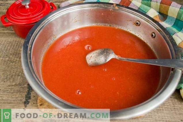 Ketchup à la tomate et prunes d'hiver faits maison