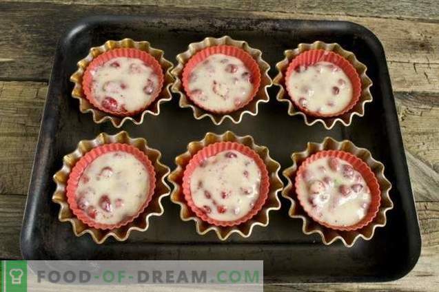 Muffins på kefir med jordgubb fyllning