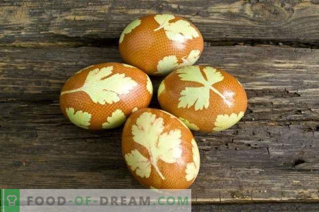 Målade ägg till påsk, dekorerad med persilja löv