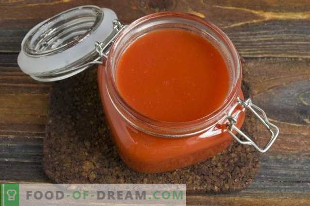 Hemlagad tomatjuice i en blandare