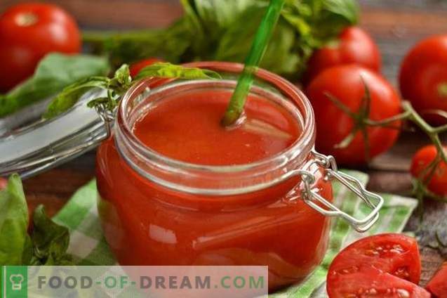 Hemlagad tomatjuice i en blandare