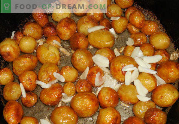 Att stek potatis i en stekpanna med en gyllene skorpe, lök, kött, svamp