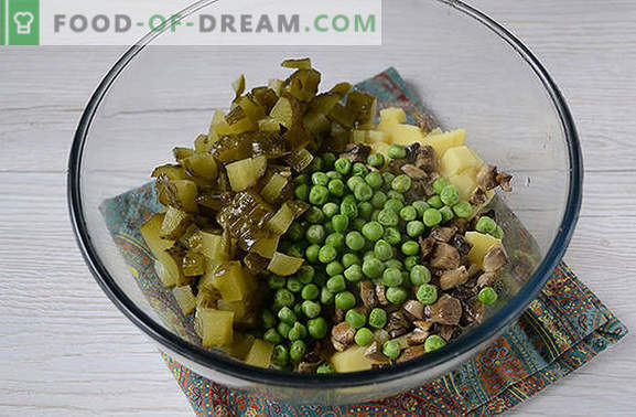 Potatisallad med svampar - en komplett maträtt för en sommar lunch eller middag. Steg-för-steg fotorecept av potatisallad med svamp