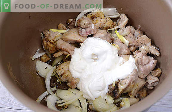 Stewed chicken med svampar: laga doftande lår för semestern och varje dag. Författarens steg för steg bildrecept för att laga kyckling med svamp i gräddfil