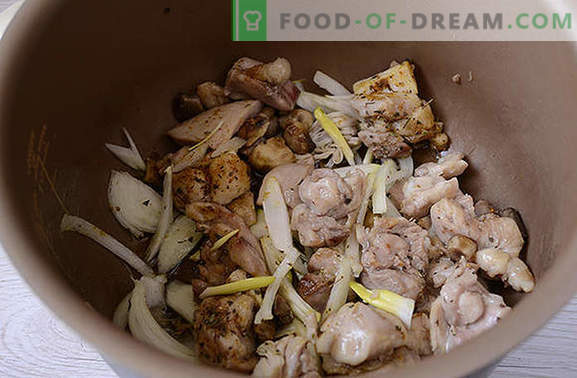 Stewed chicken med svampar: laga doftande lår för semestern och varje dag. Författarens steg för steg bildrecept för att laga kyckling med svamp i gräddfil