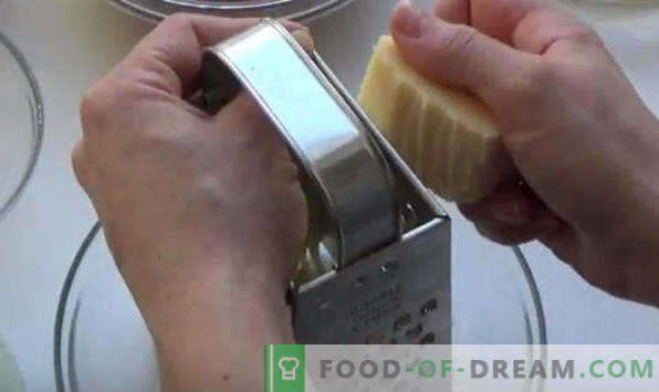 Pasta gryta med malet kött i ugnen, med ost, grönsaker, steg för steg