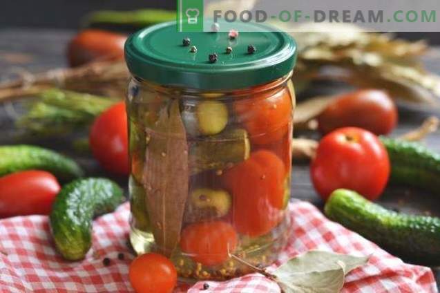 Pickled gurkor med tomater - sommar sorterad för vinter
