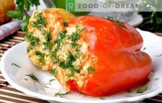 Tomater och kryddig - Kyckling för paprika fylld med ris i en långsam spis. Peppar med ris i en långsam spis - snabbt!