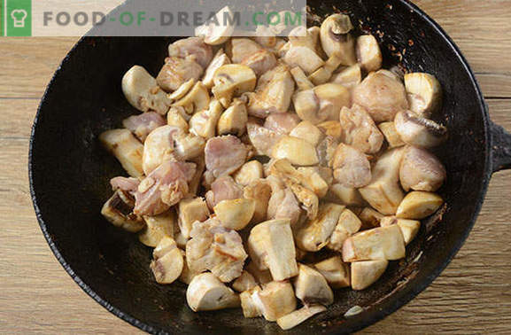 Assado com carne de porco e cogumelos em uma panela - um homem dirá 