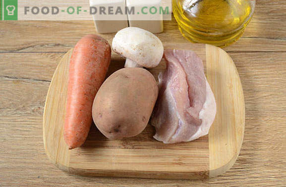 Rooster met varkensvlees en champignons in een pan - een man zal 