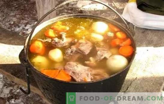 Shurpa i en kittel är den läckra soppan! Matlagning fantastiskt shurpa i en orientalisk kittel med fårkött, fläsk, nötkött och kyckling