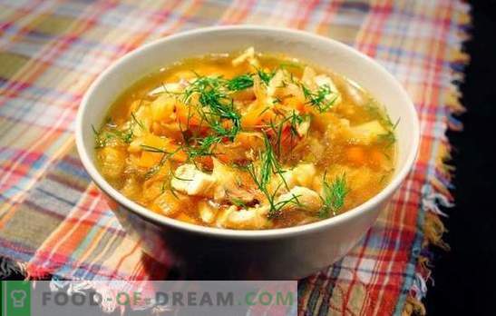 Sockerkålssoppa med fläsk är en rysk maträtt för alla tider. Recept för kål soppa från surkål med fläsk, svamp, bönor, hirs