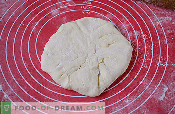 Den enklaste khachapuri på kefir med ost i en panna. Författarens fotorecept av khachapuri matlagning i en panna med ostmassa