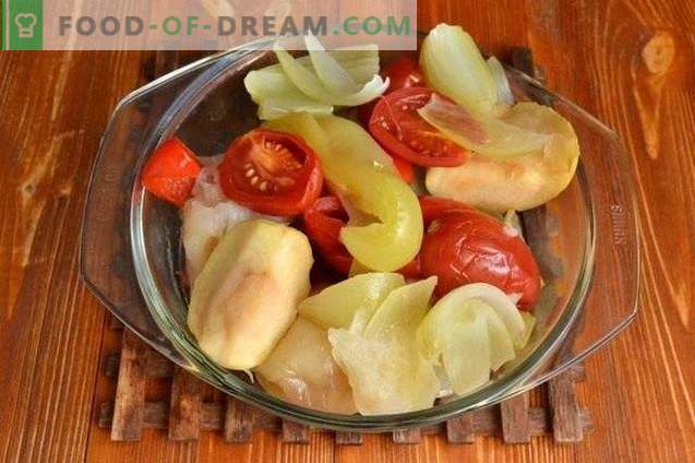 Grön varm peppar i äpple och tomat fyllning