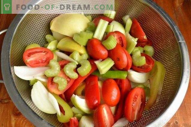 Grön varm peppar i äpple och tomat fyllning