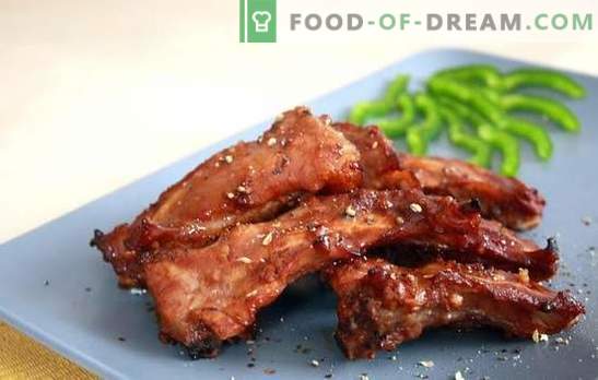 Pork ribs i en långsam spis - ett aromatiskt mellanmål och en full maträtt. Recept av stekt och stewed fläsk revben i en långsam spis