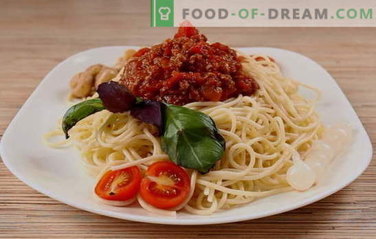 En enkel middag med en italiensk smak - spaghetti bolognese. Vegetarisk, klassisk och kryddig spaghetti bolognese