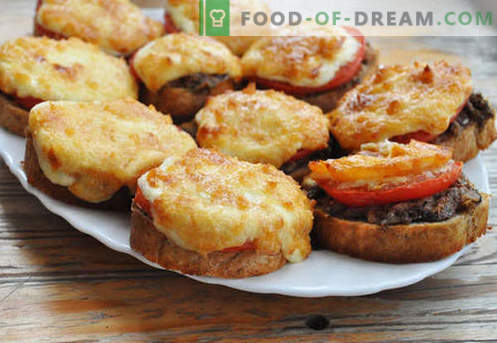 Heta smörgåsar med korv, ost, ägg, tomater - de bästa recepten. Hur man lagar heta smörgåsar i ugnen, i pannan och mikrovågsugnen.