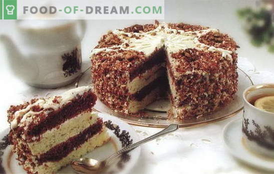 En tårta med kondenserad mjölk och gräddfil är en delikatess som alla gillar. Recept för kakor med kondenserad mjölk och gräddfil