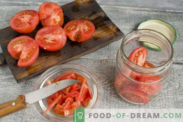 Tomater i sin egen juice med peppar för vintern