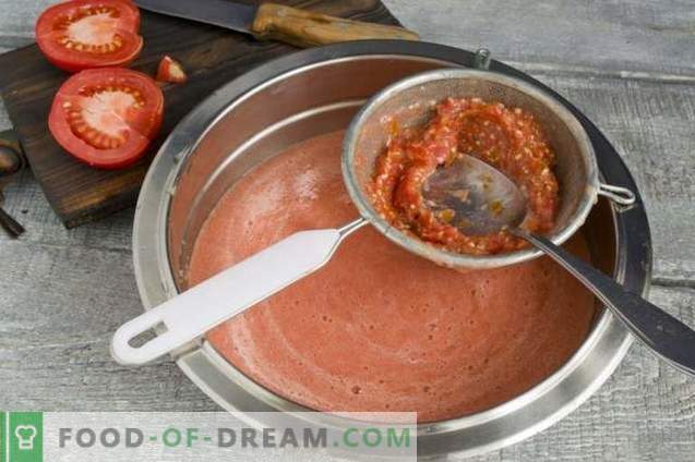 Tomater i sin egen juice med peppar för vintern