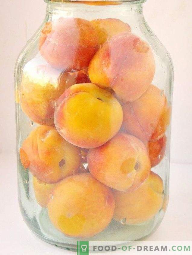 Konserverade persikor i sirap