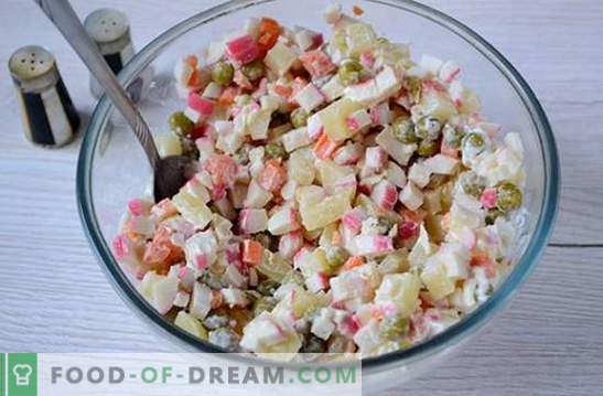 Salat mit Krabbenstäbchen und grünen Erbsen: ein universelles Rezept für einen Urlaub und an Wochentagen. Schritt für Schritt Rezept zum Kochen von Salat mit Krabbenstäbchen und Erbsen (Foto)