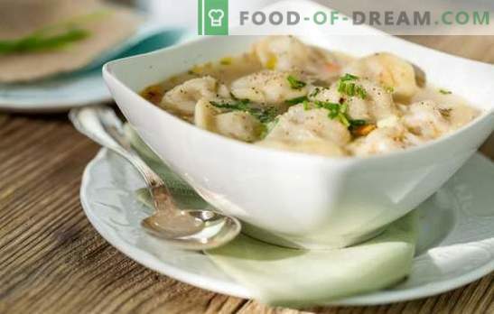 Läckra dumplings med buljong från kött, svamp, grönsaker och gröna. Original recept av dumplings med buljong för familj och gäster