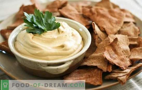Aromatisk hummus: Klassiska judiska recept. Matlagning hummus enligt klassiska recept från kikärter och sesam, grönsaker