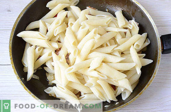 Matlagning utmärkt pasta på marin sätt med gryta på 25 minuter