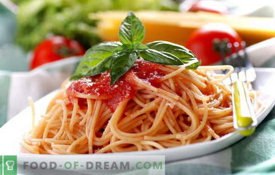 Spaghetti med tomatpasta: matlagning är lätt. Spaghetti recept med varje dag tomatsås: med grönsaker, kyckling, rökt