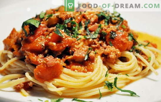 Spaghetti med kött - Italiensk pasta på ryska sättet! Spaghetti recept med kött och ost, svamp, grädde, tomater