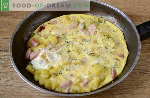 Kokt potatis med ett ägg i en panna - en närande maträtt av 