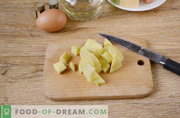 Kokt potatis med ett ägg i en panna - en närande maträtt av 