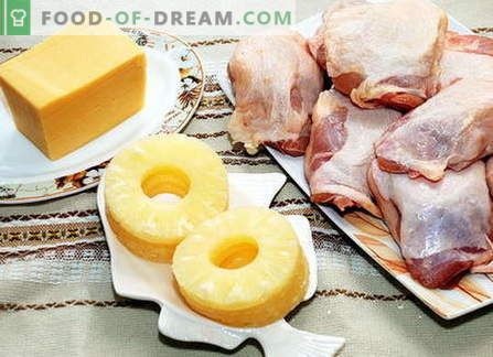 Kyckling med ost: sallader och kyckling bakad med ost i ugnen.