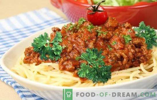 Tjockt nötköttgravy: baserat på bolognese. Nötköttsås för pasta, flingor, grönsaker