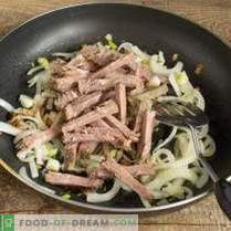 Varm sallad med funchoza, nötkött och svamp