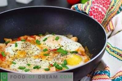 Stekt ägg med tomater och korv