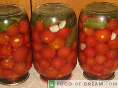 Saltade tomater för vintern i banker