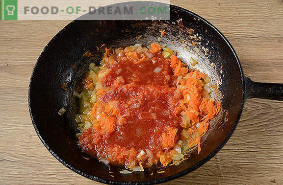 Bovete gröt i tomatsås: mat för idrottare och gå ner i vikt kan vara utsökt! Ett enkelt fotoprecept för bovete i en doftande tomatsås
